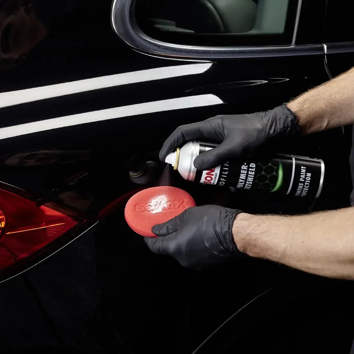 Schwarze spraydose mit weiß-grünem etikett kони polymer-schutzbeschichtung sonax profiline polymer netshield 340ml