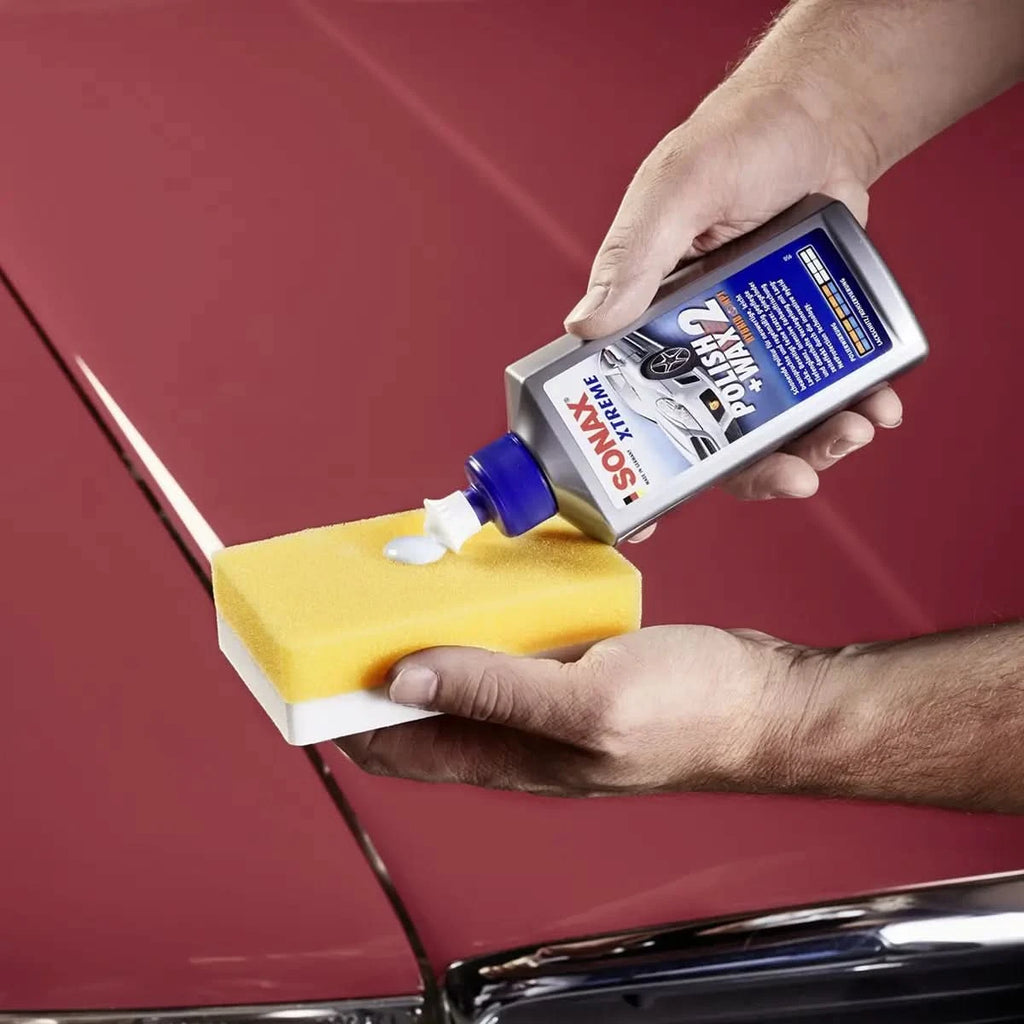 Silberne flasche sonax xtreme polish 2 mit blauem deckel und weißer düse für fahrzeugpflege 500ml