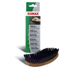 Sonax textil und lederbürste mit dichten schwarzen borsteln und gebogenem holzgriff