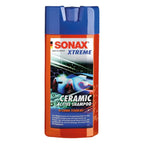 Orange kunststoffflasche mit blauem klappverschluss sonax xtreme ceramic active shampoo 500ml mit futuristischem auto