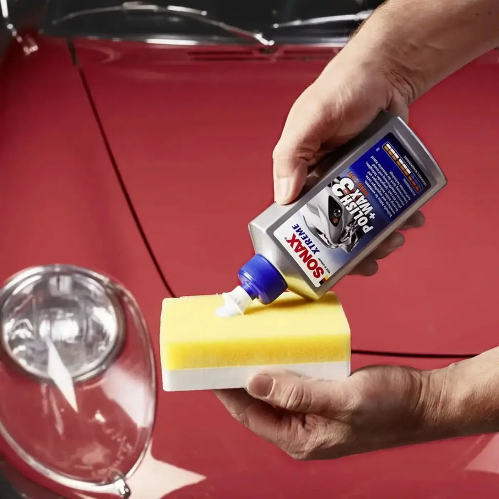 Silver und blaue sonax xtreme polish wax 3 hybrid npt flasche mit weißer düse wird auf gelbweißen schwamm gedrückt