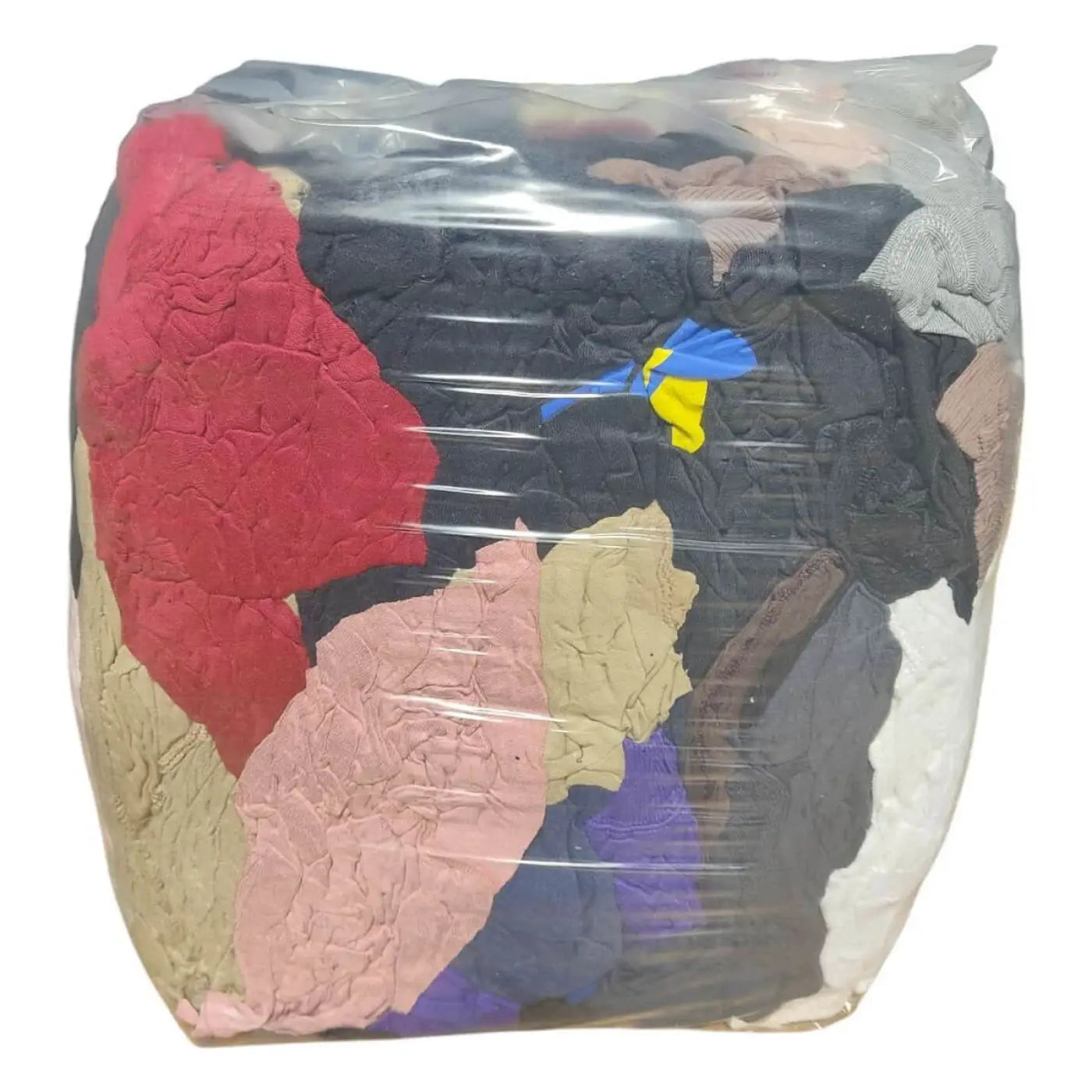Ein klarer plastikverpackter ballen trikot-putzlappen bunt 10kg mit gemischten farbigen stoffresten aus rot schwarz beige rosa lila und blau