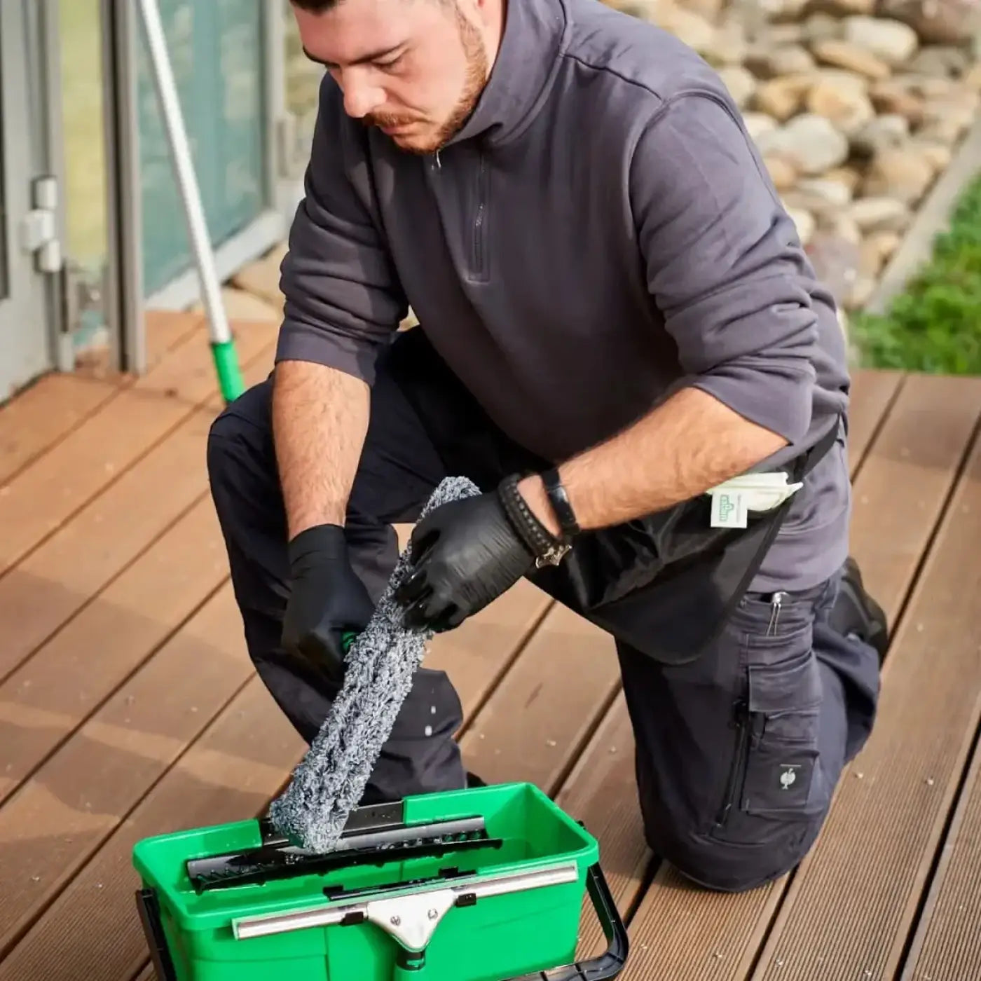 Unger 12 liter eimer qb12b mit grauem mikrofaserwischkopf und grünem griff in leuchtgrünem putzeimer