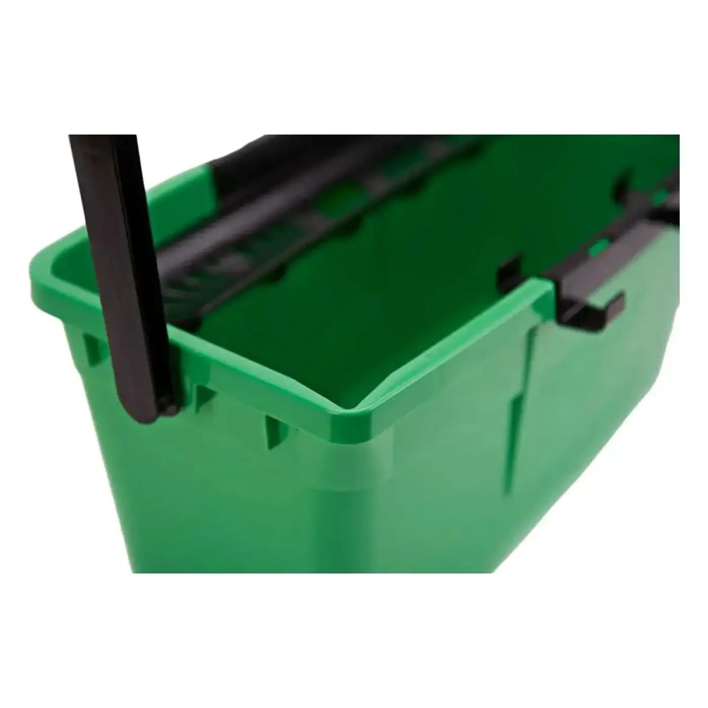 Grüner plastikaufbewahrungsbehälter mit schwarzen griffen unger 12 liter eimer qb12b