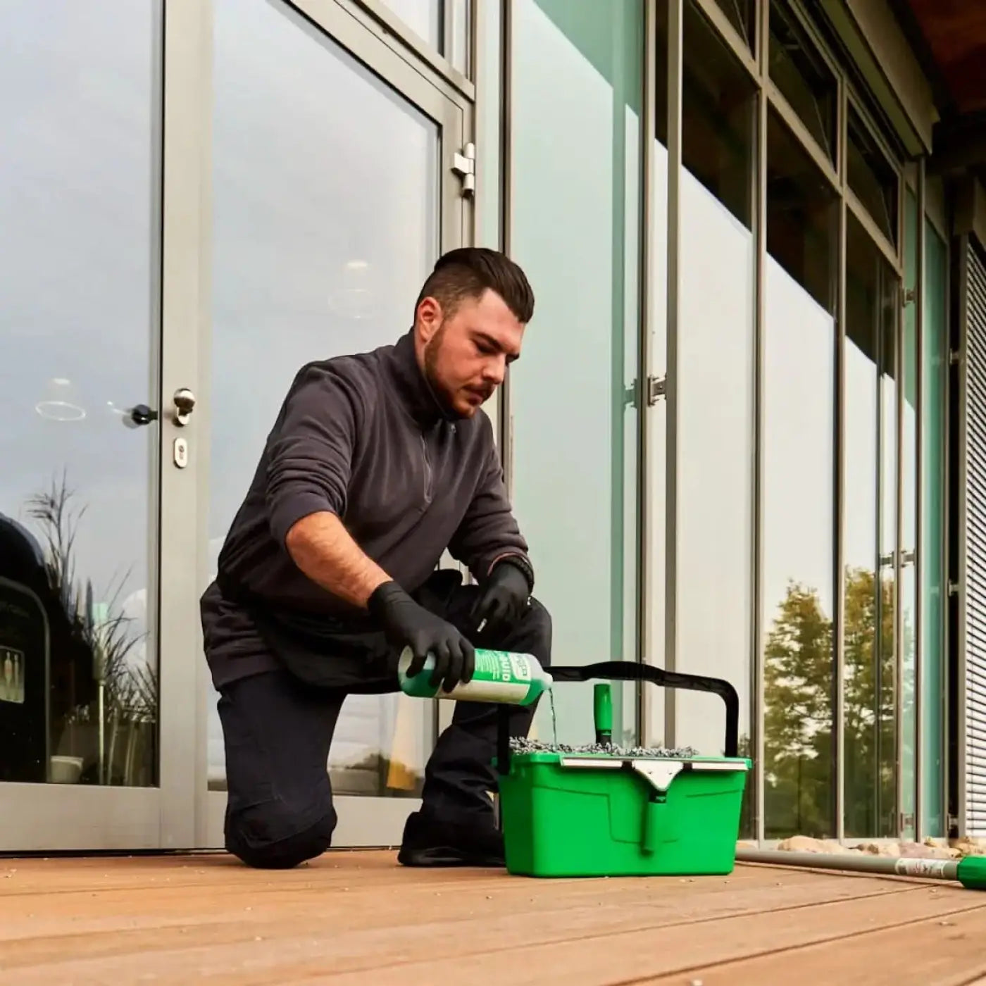 Grüner ungger 12 liter plastik eimer qb12b mit schwarzem griff und silbernem verschluss