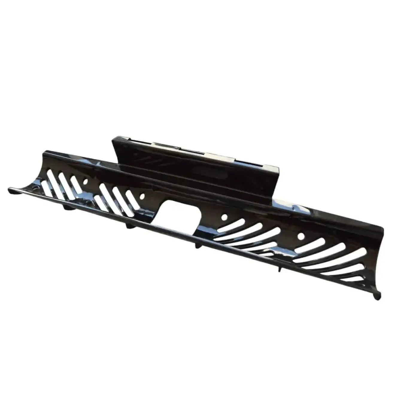 Schwarzer metall vordere stoßstangenschutz mit glänzendem finish und belüfteten aussparungen für unger ablagensieb