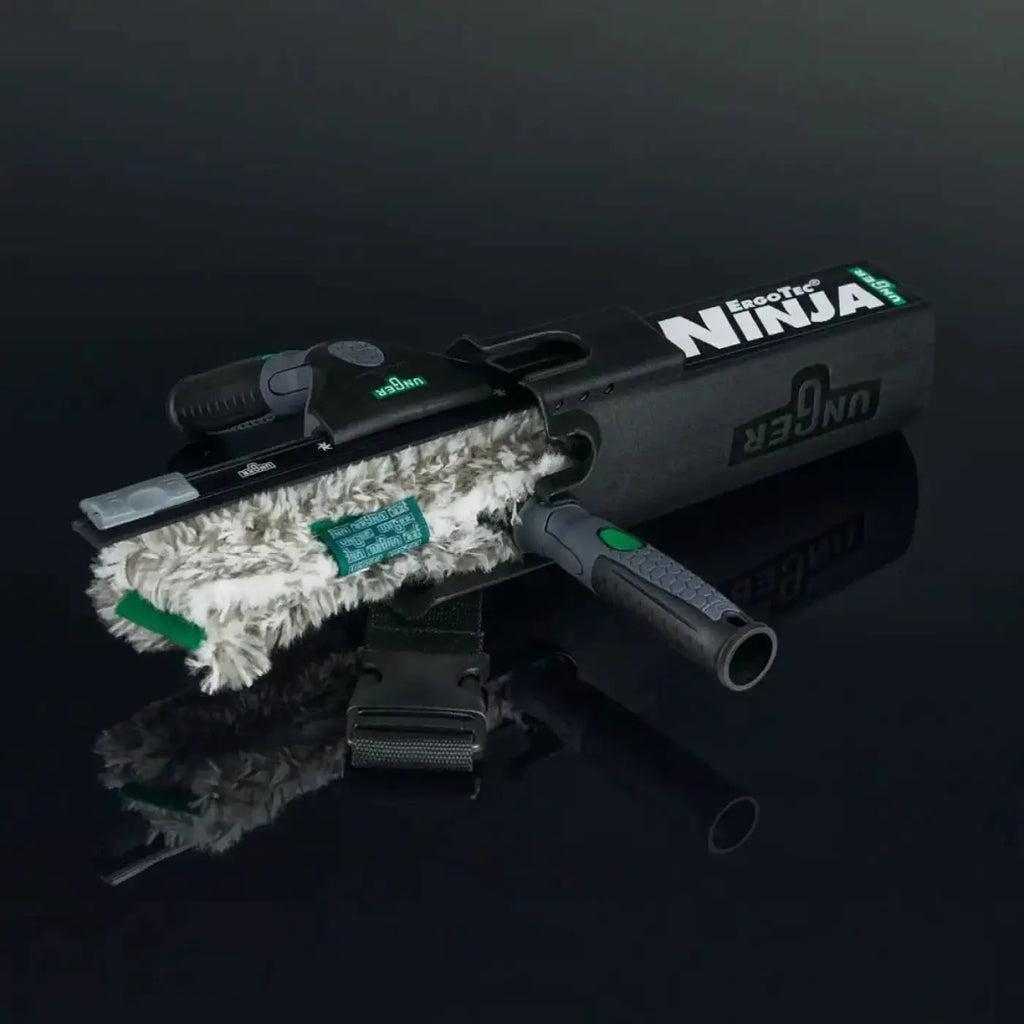 Unger akn12 ergotec ninja 4in1 fensterputzset mit schwarzem und grünem kunststoff und weißem mikrofaserkopf