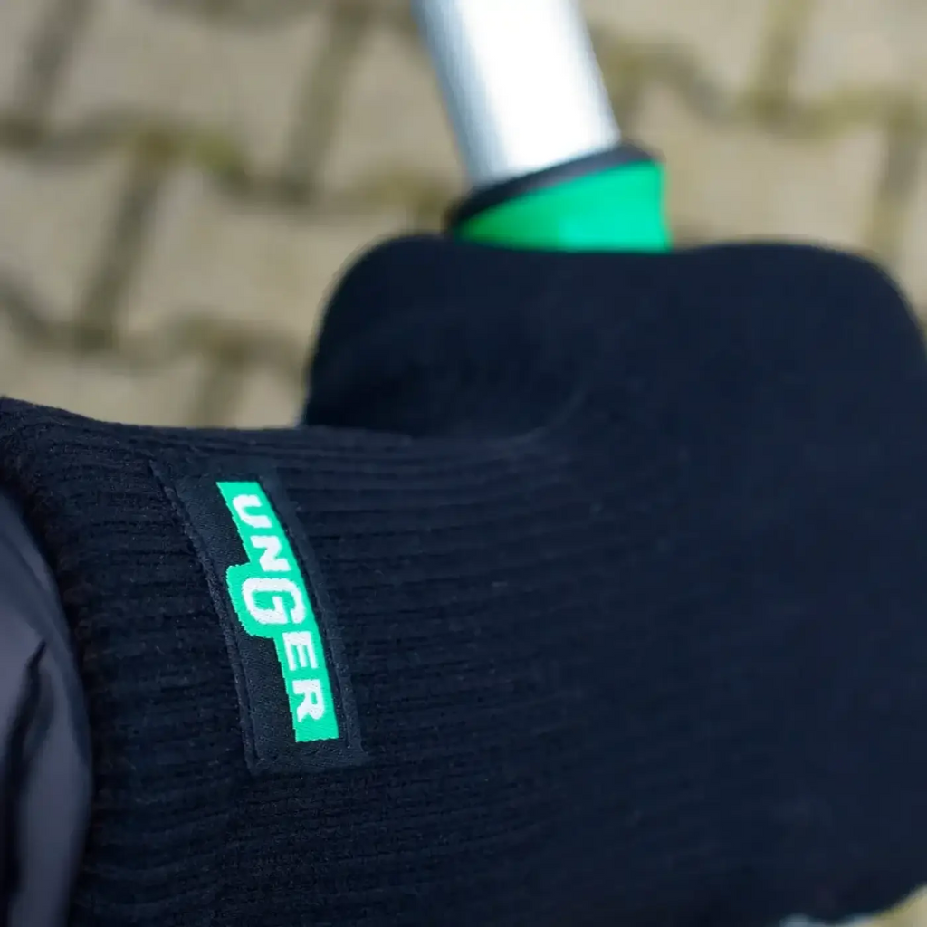 Schwarzer gestrickter unger ergoTec glasreinigungshandschuh mit grünem logo auf der rückseite