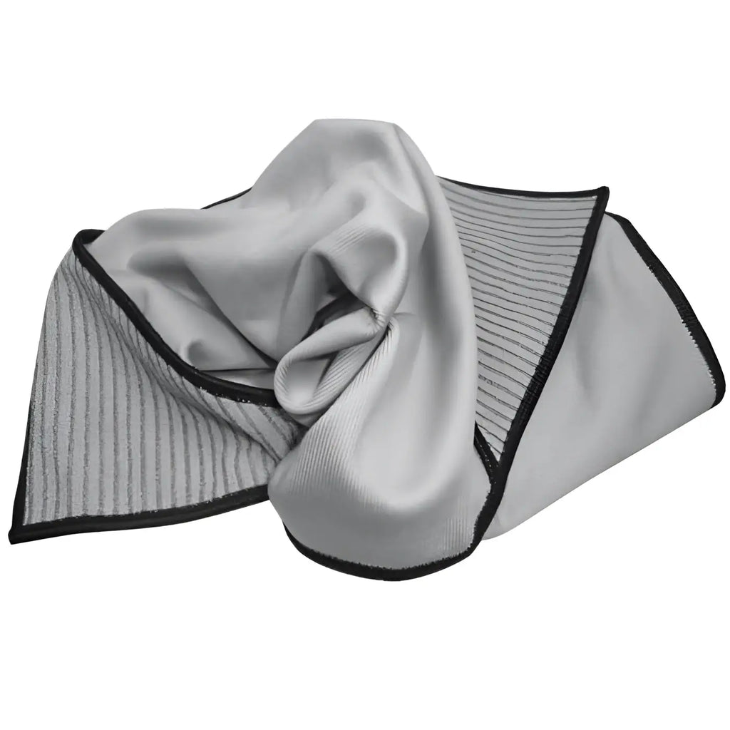 Silbernes microfiber reinigungstuch mit schwarzen kanten und streifenstruktur unger ergotec ninjawipe grau