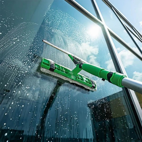 Grüner plastik-schwamm mit silbernem metallgriff und schwarzem gummigriff für ungger fensterreinigungs-set arbeitshöhe 3m ak131