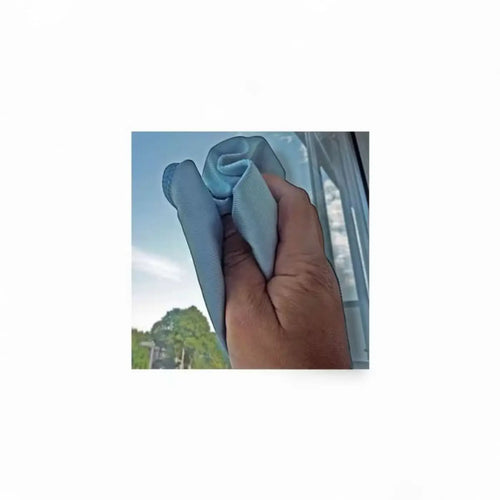 Hand hält ein hellblaues microfiber reinigungstuch unger microwipe lite aus mikrofaser