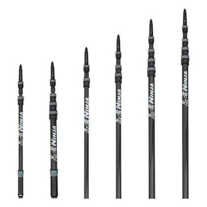 Schwarze ausziehbare carbon-teleskopstangen mit silbernem ninja-logo und grauen segmentverbindungen von unger