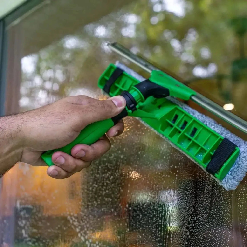 Unger visaversa pro 2in1 grüner plastik-fensterschieber mit grauem mikrofaser-reinigungspad und schwarzen gummigriffen