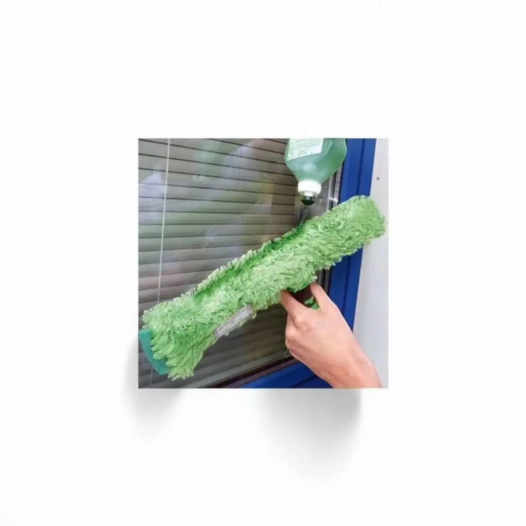 Grüner mikrofaserscheibenwischer mit weicher textur und türkisfarbenem griff für ungers gel fensterreinigungsseife 500ml fg050
