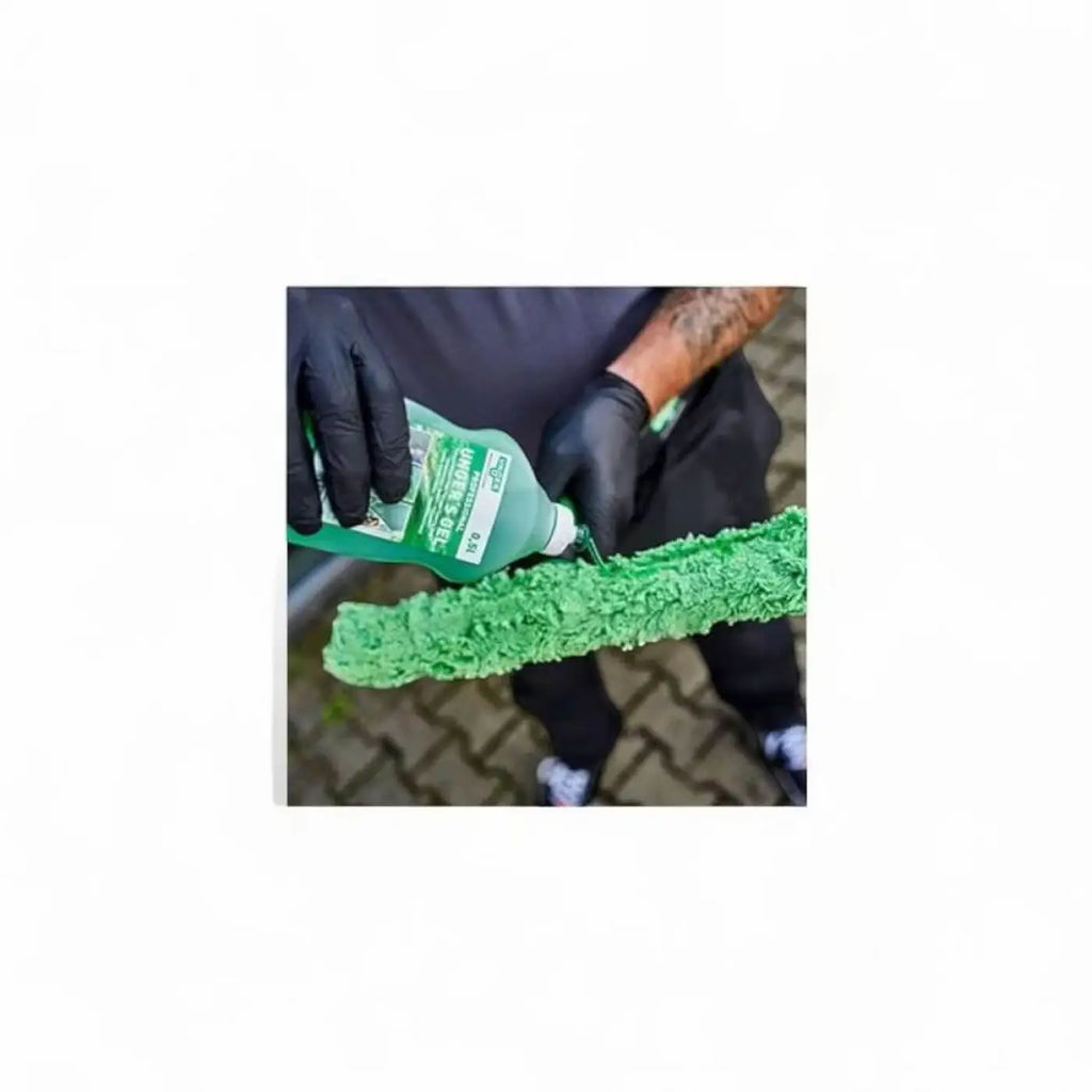 Grüner mikrofasermopkopf wird mit grüner ungers gel fensterreinigungsseife 500ml fg050 aufgefüllt
