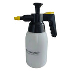 Weiß Kunststoff Druckpumpzerstäuber mit schwarzem Pumpgriff und gelber Düse von vermop professional cleaning systems